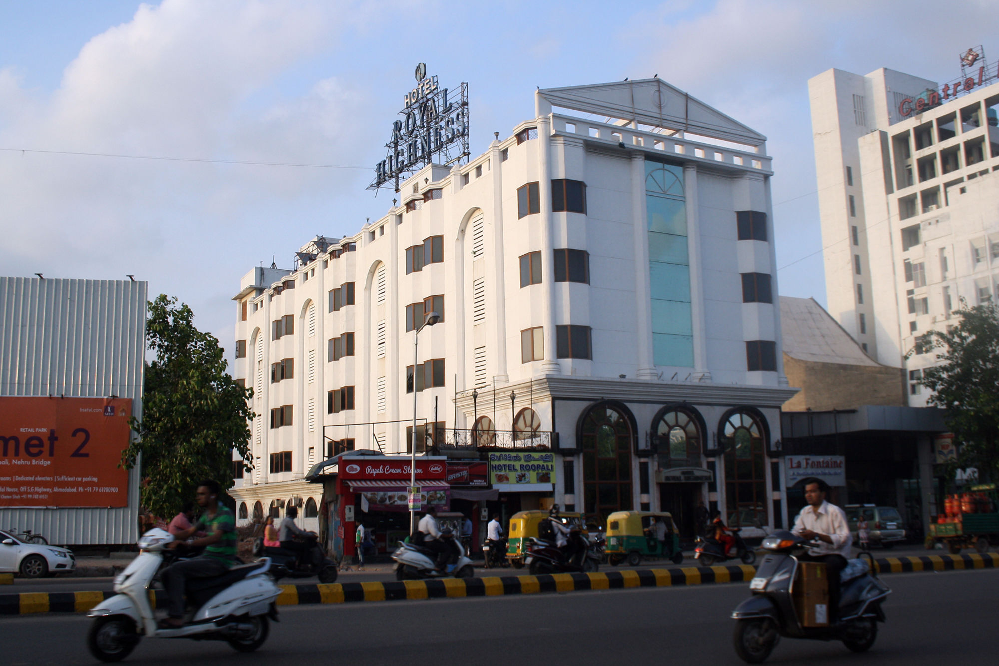 Hotel Royal Highness Ахмедабад Экстерьер фото